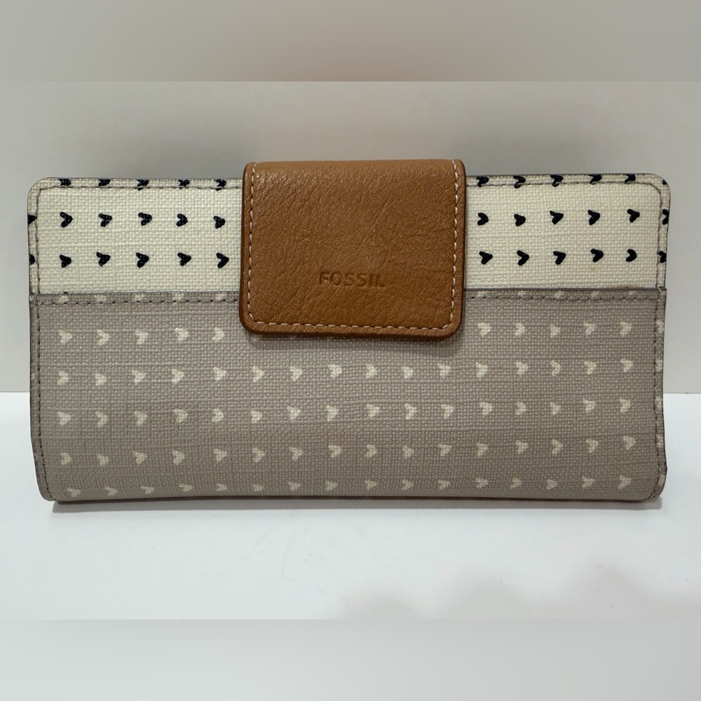 Fossil Women's Logan Leather Wallet in Gray/White Hearts Print